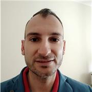 Docente impartisce lezioni di chimica a studenti delle superiori